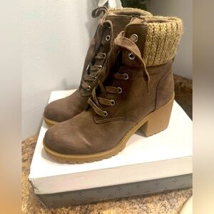 Beautiful boots womens size 6 NEW IN THE BOX. Sun&stone brand !!